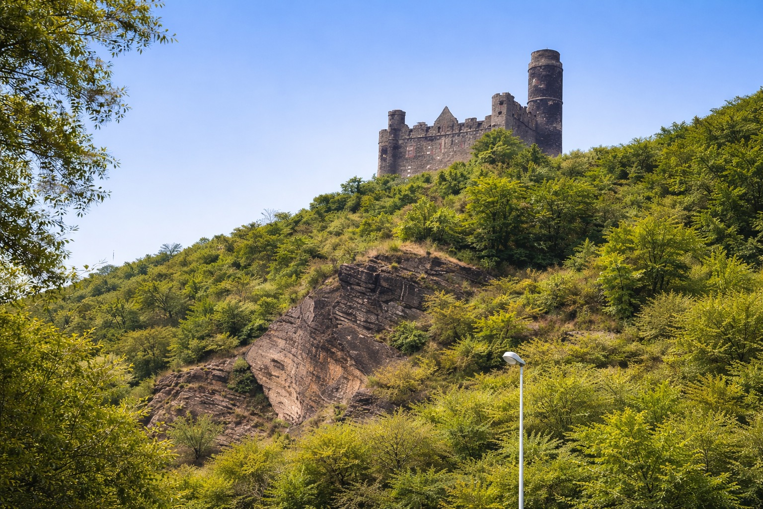 Blick auf Burg Maus aus dem Garten