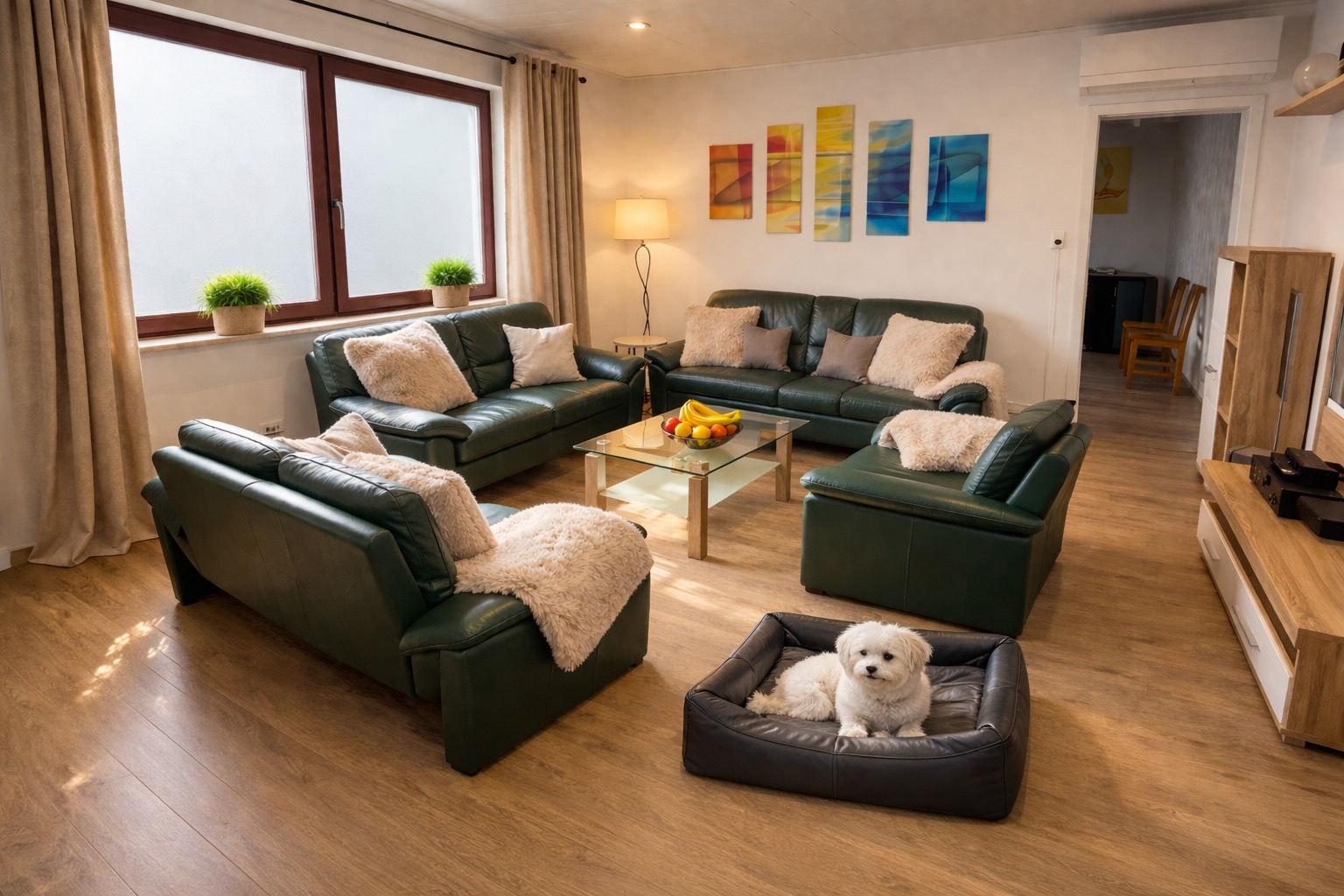 Wohnzimmer mit Blick nach außen