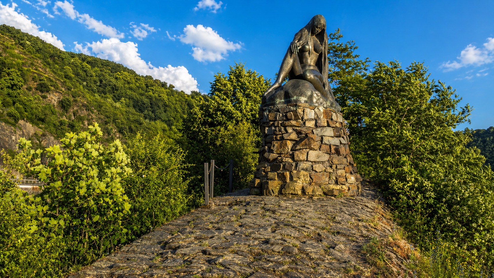 Blick auf die Loreley im Oberen Mittelrheintal alternative Ansicht