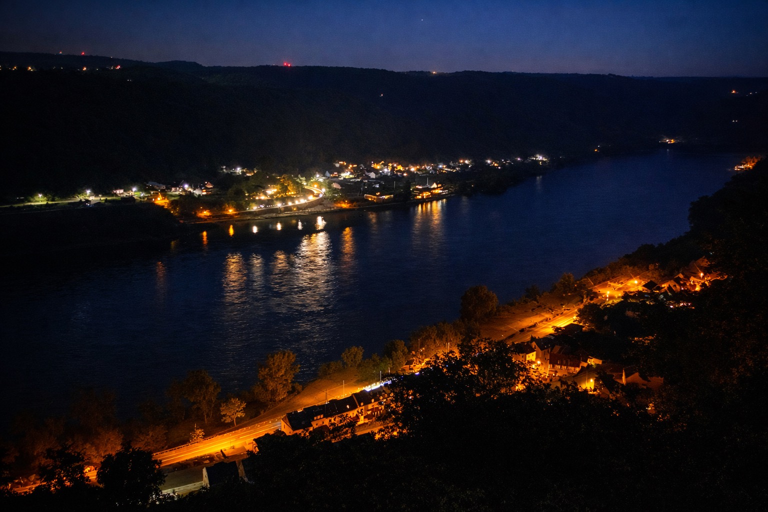 Rhein bei Nacht im Oberen Mittelrheintal